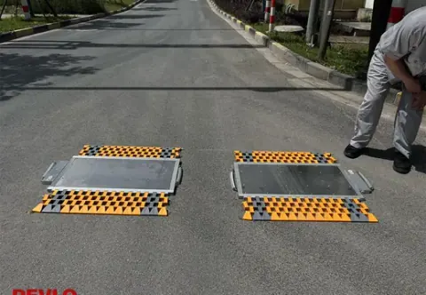 As duas plataformas posicionadas na via, prontas para a passagem do veículo
