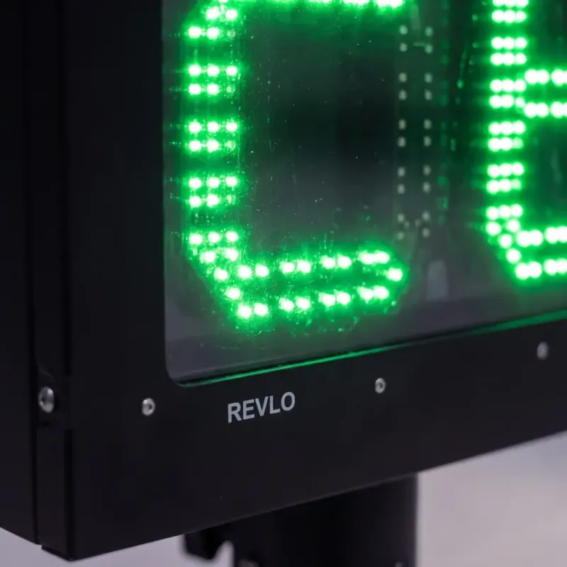 Close dos dígitos de LED verde atrás do vidro do gabinete