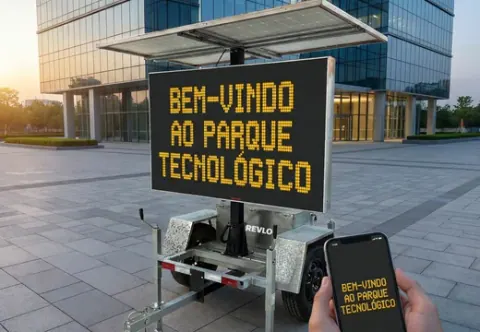 Painel exibindo BEM-VINDO AO PARQUE TECNOLÓGICO em via urbana